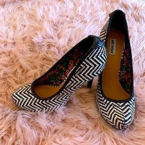 Black and white Not Rated chevron heels!